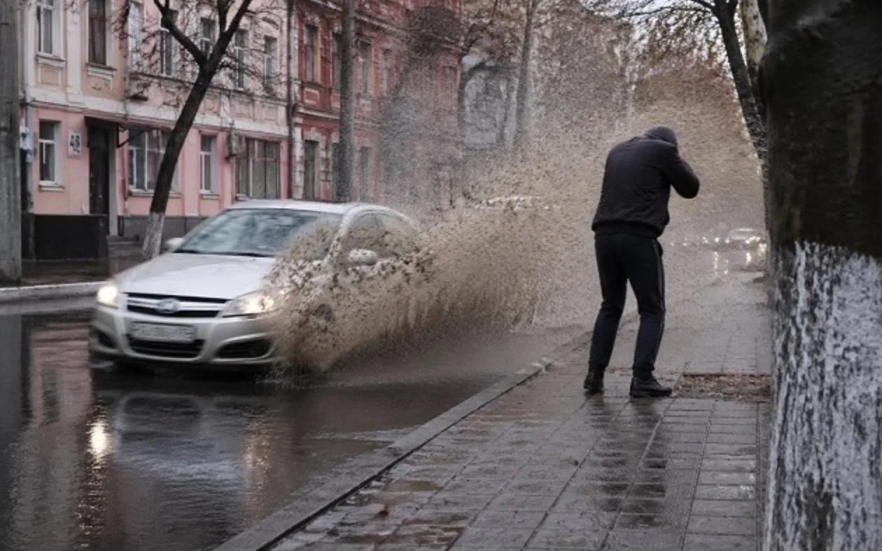 Облившему пешехода из лужи водителю грозит штраф и даже лишение свободы    Это может классифицироват