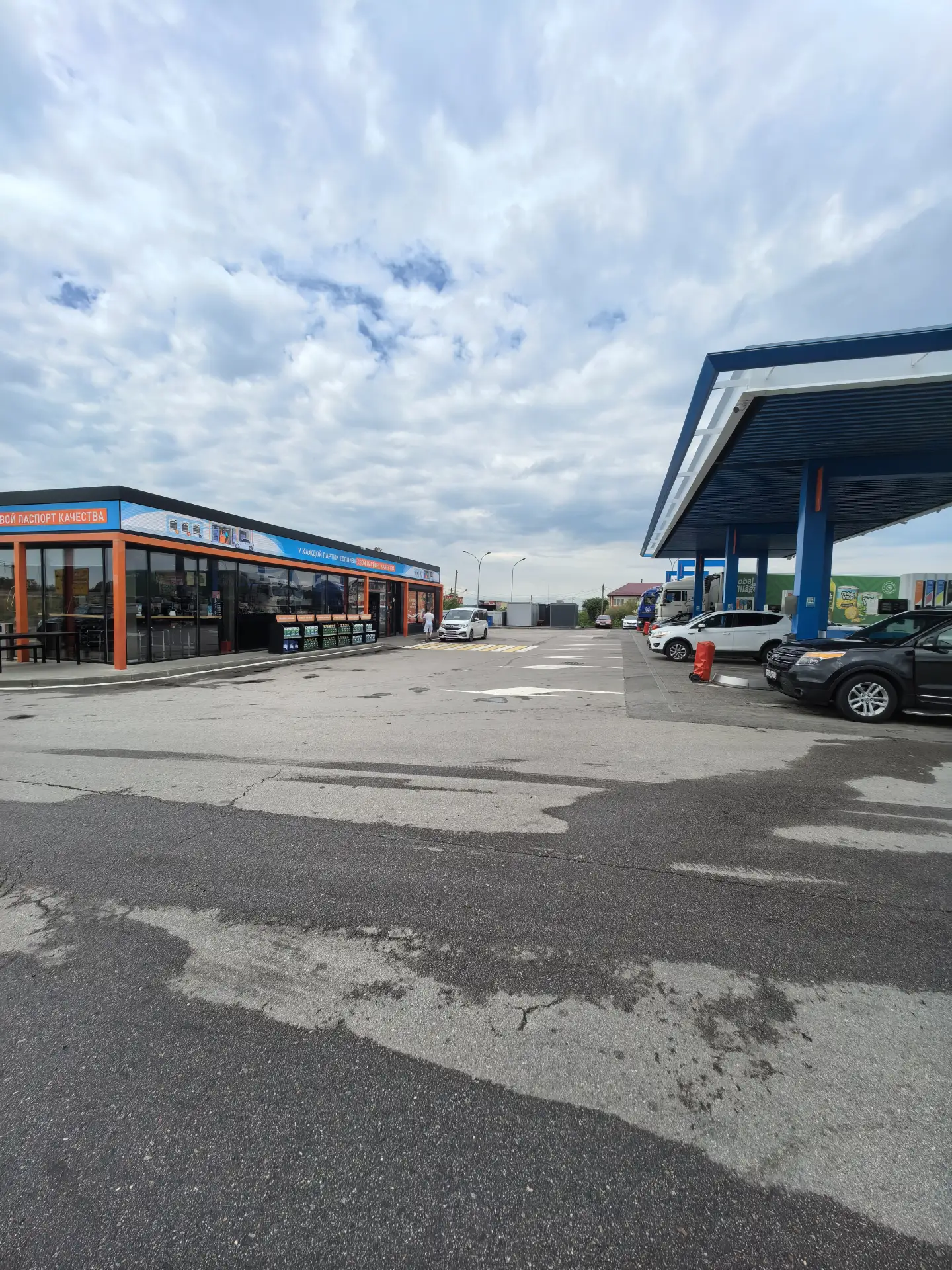 Админы в пути:
Проехали 710 км от Москвы  по трассе М4 в сторону Ростова на Дону, проблем с бензином
