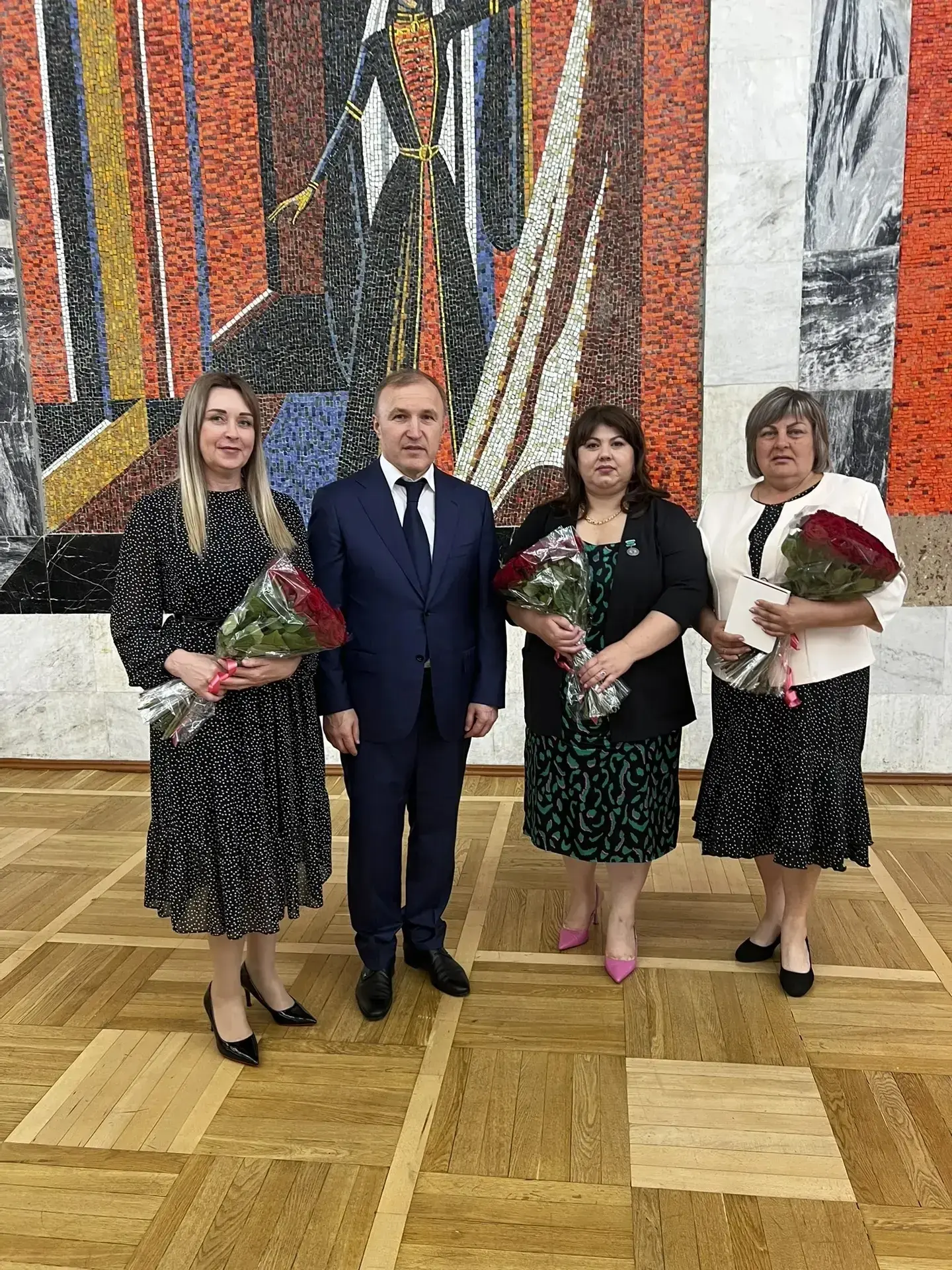 Сегодня, в честь Дня России, Глава Республики Адыгея Мурат Кумпилов провел награждение ...