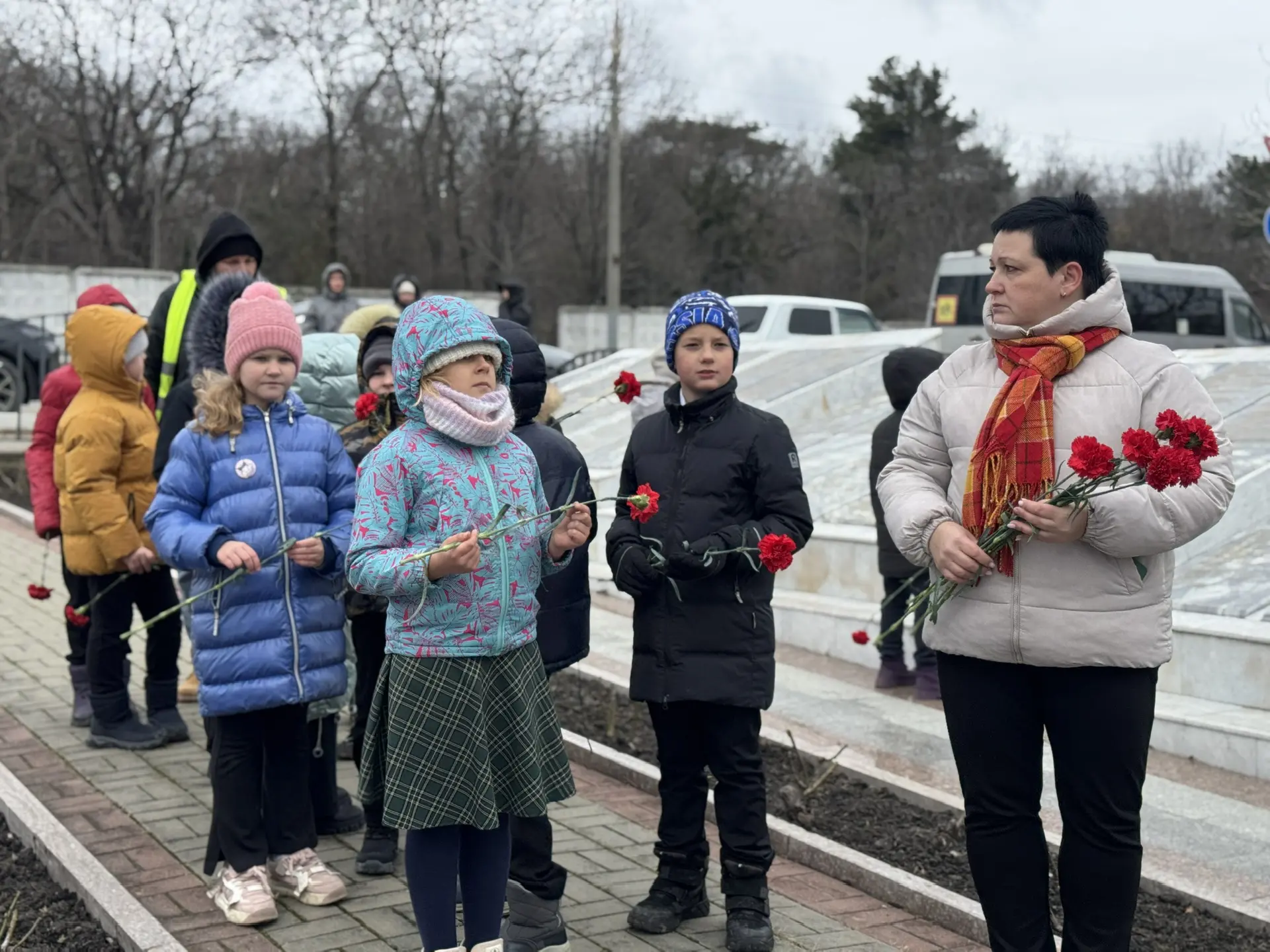 ВОЗЛОЖЕНИЕ ЦВЕТОВ 🌹🙏🏼   Учащиеся 9«Б» класса в составе Федерации Бокса, вместе с депутатом VIII созы