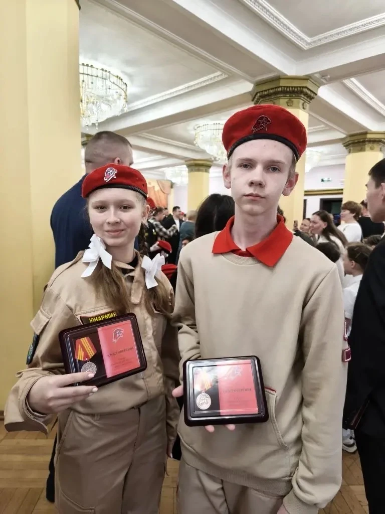 Сегодня 9 февраля, в рамках торжественного мероприятия, воспитанники юнармейского отряда «Патриоты –