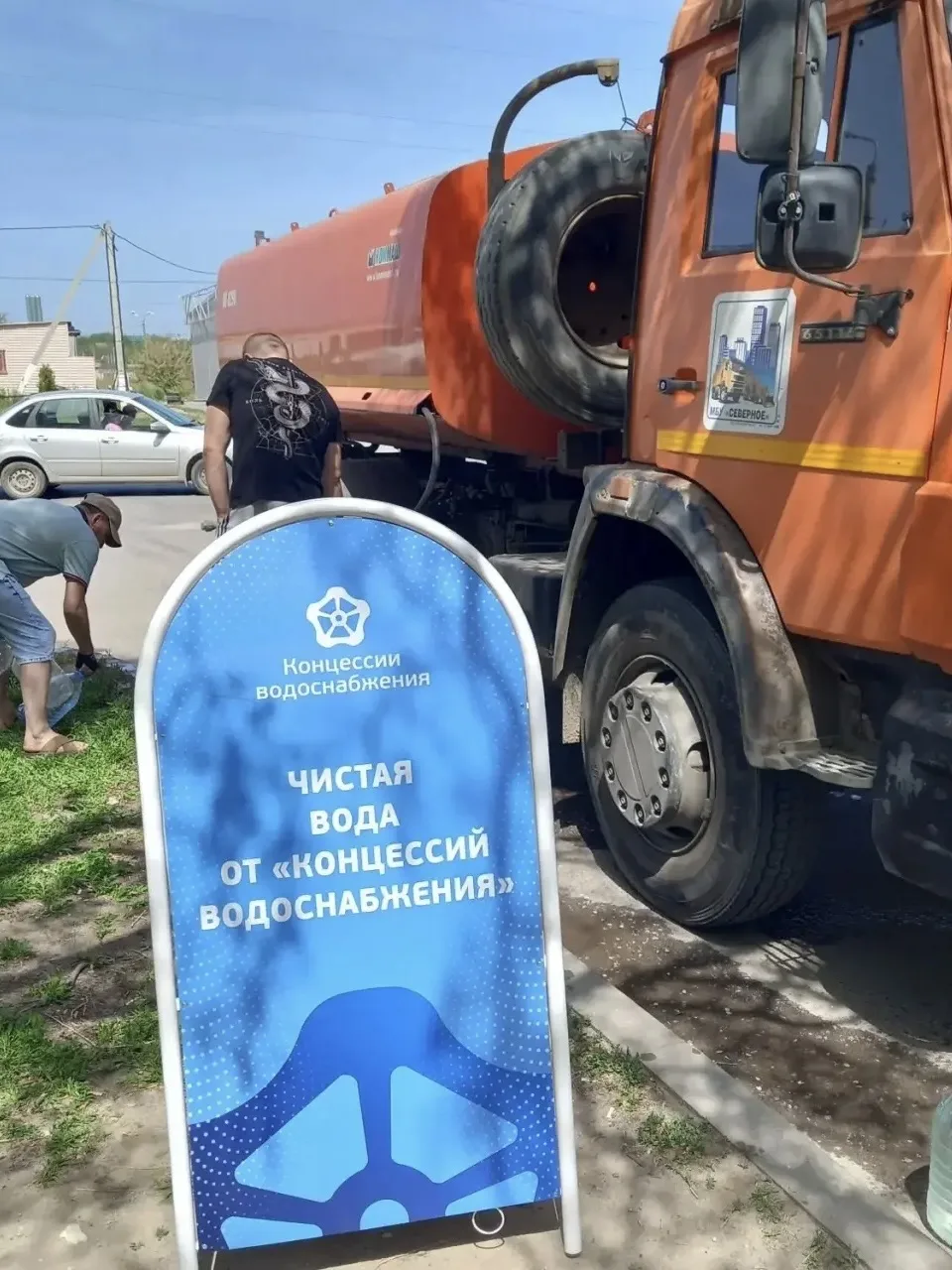 Водовозки продолжают развозить воду  Пока система наполняется водой, автоцистерны с чистой водой про