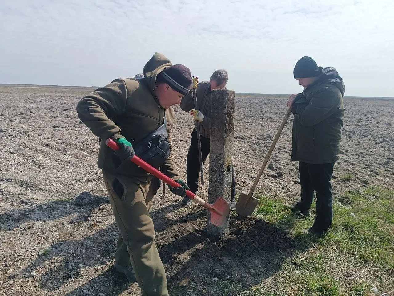 Село Гаевское, квартальные столбы обозначили границы территорий хозяйства 

Сотрудники Новотроицкого