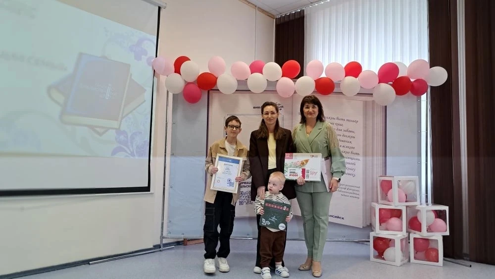 🏆 Гордость нашей школы: семья Речкиных — лучшая читающая семья!  Поздравляем семью Речкиных с победо