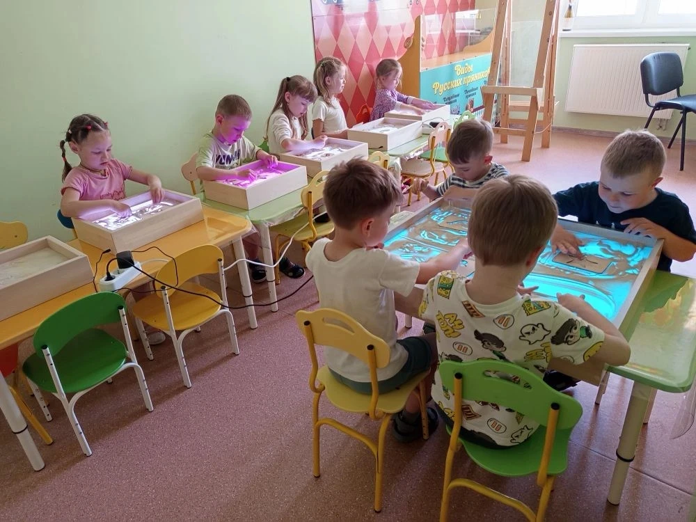 В детском саду начал работу летний кружок по рисованию на песке. Свое творчество ребята могут развив