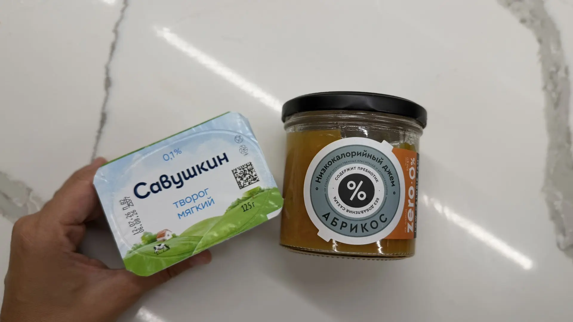 Завтрак сегодня:
Скрэмбл с помидором:

1 яйцо.
Белок 2-х яиц.
Половинка крупного помидора. 
Лук по в