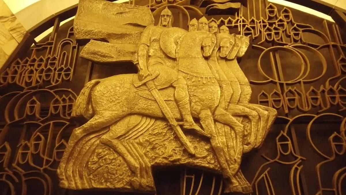 🐴 Я не понял, где мой конь? 

➡️ На станции метро «Площадь Александра Невского» можно увидеть барел