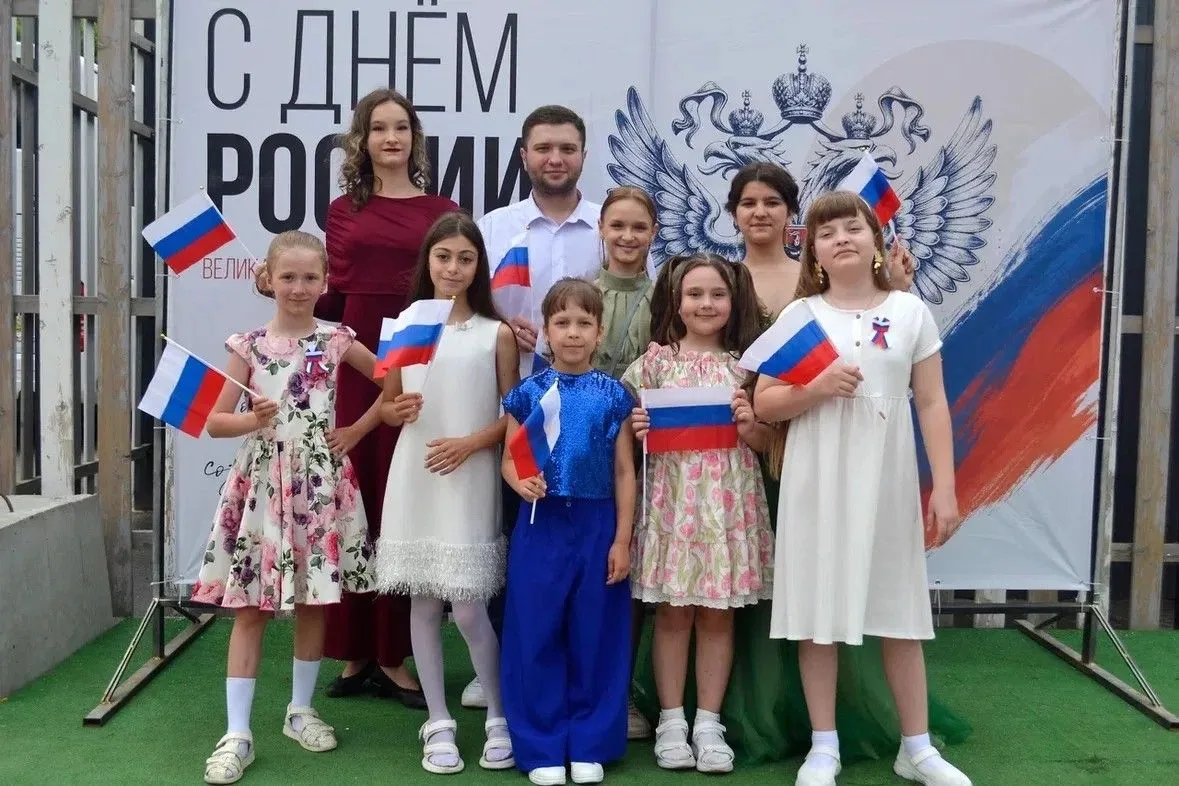 🇷🇺🎤 ЭСТРАДНЫЕ ВОКАЛИСТЫ ПОЗДРАВИЛИ ГОРОЖАН С ДНЁМ РОССИИ В ПАРКЕ ПОБЕДЫ!

🎙 12 июня на главной с
