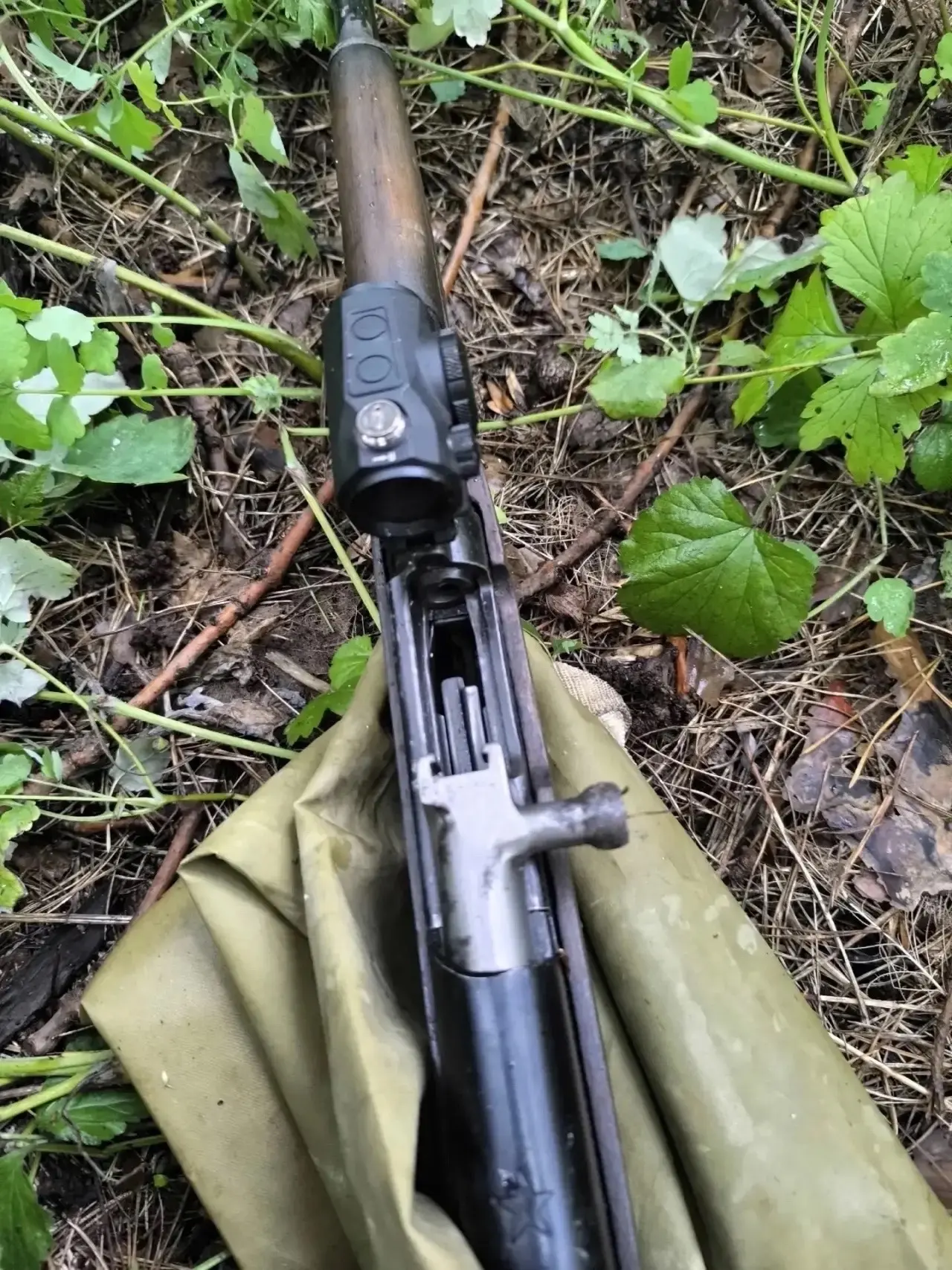 На Тракторном мужик расстрелял из карабина СКС минивэн. Ранены трое детей. Одному пуля попала в бедр