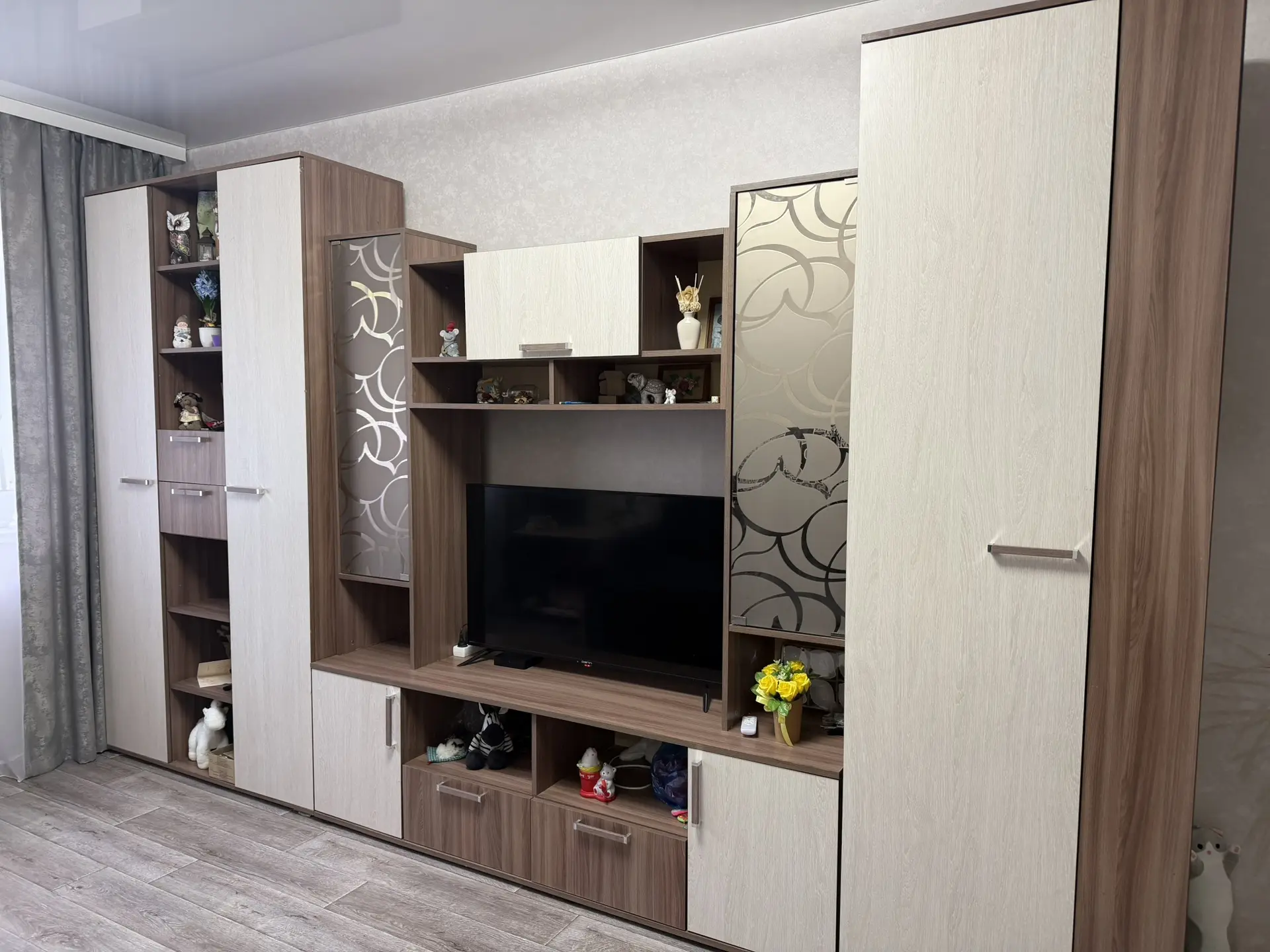 Продаю мебельную стенку ,длина 3,70м ,высота 2.20глубина  47см .вопрсы в мах 89381448844