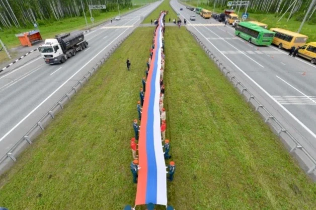 100 метров гордости: в Челябинской области развернули гигантский флаг России! 🤍💙❤️