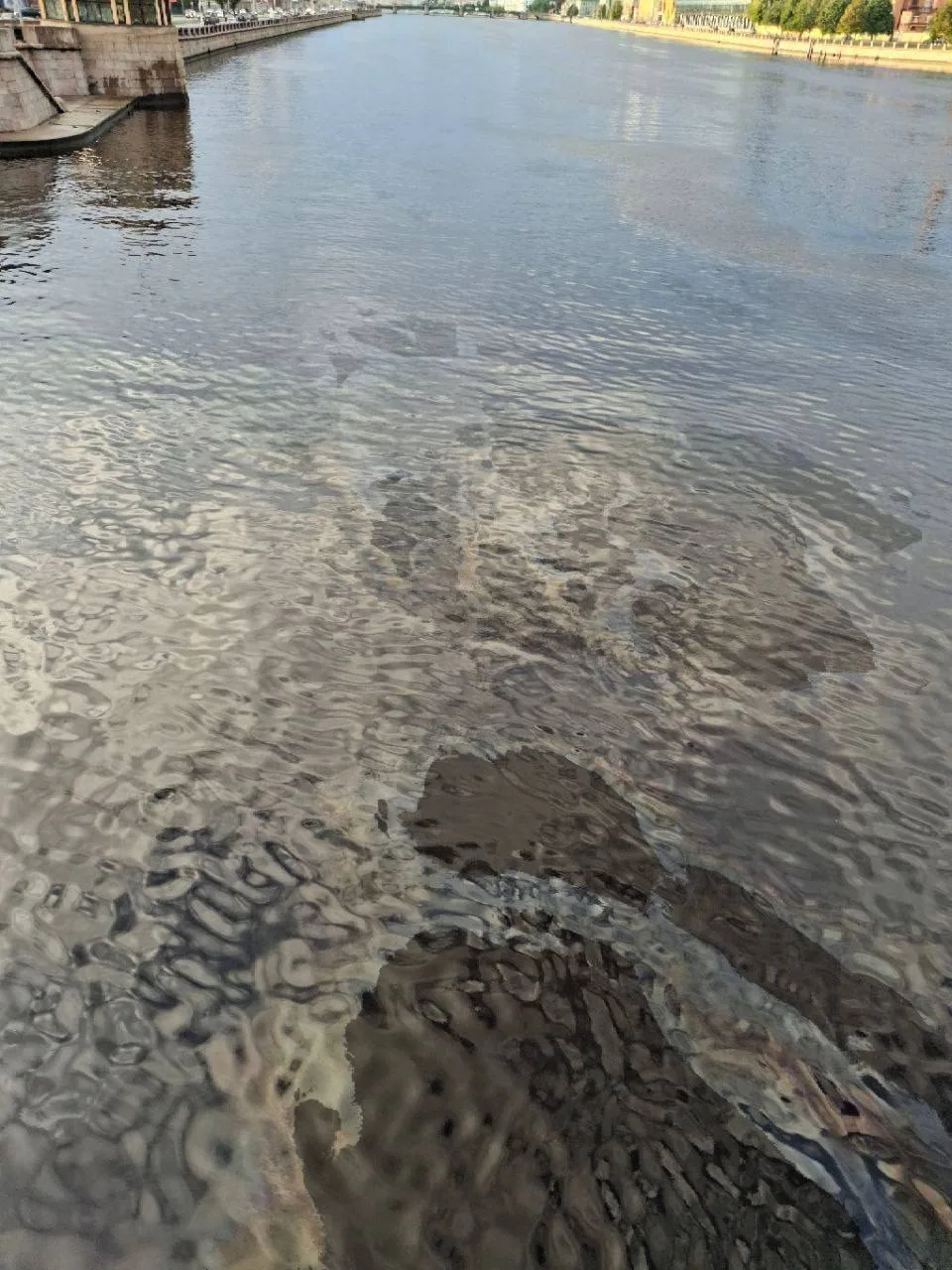 Радужное пятно расплылось по Большой Невку около Гренадерского моста