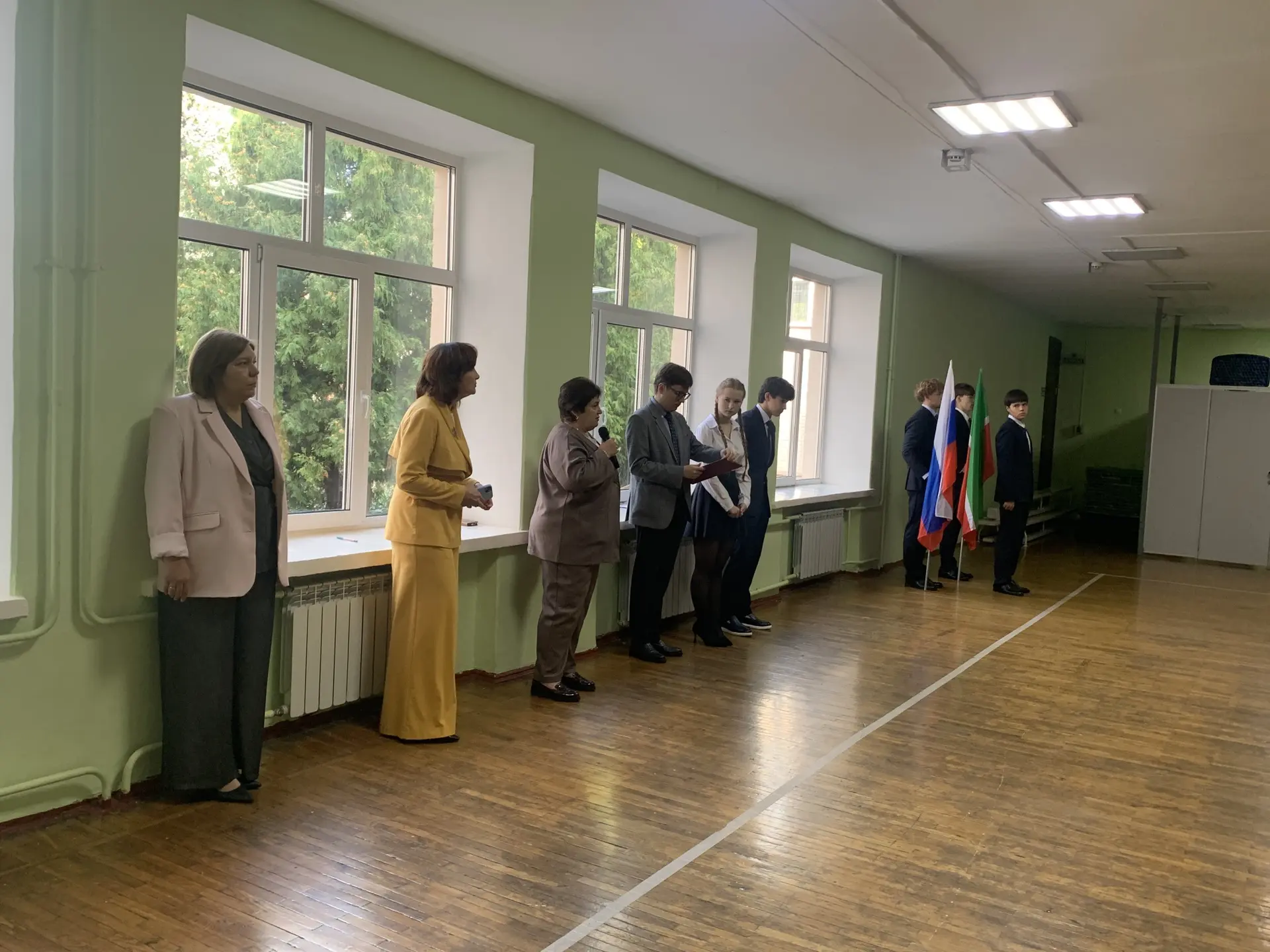 Новая учебная неделя в гимназии  традиционно началась с торжественного поднятия флагов ...