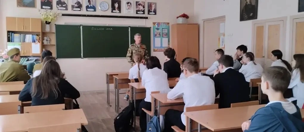 🎖️ Сегодня в 9 «А» классе прошла встреча с почётным гостем — Пискуновым Сергеем Борисо...