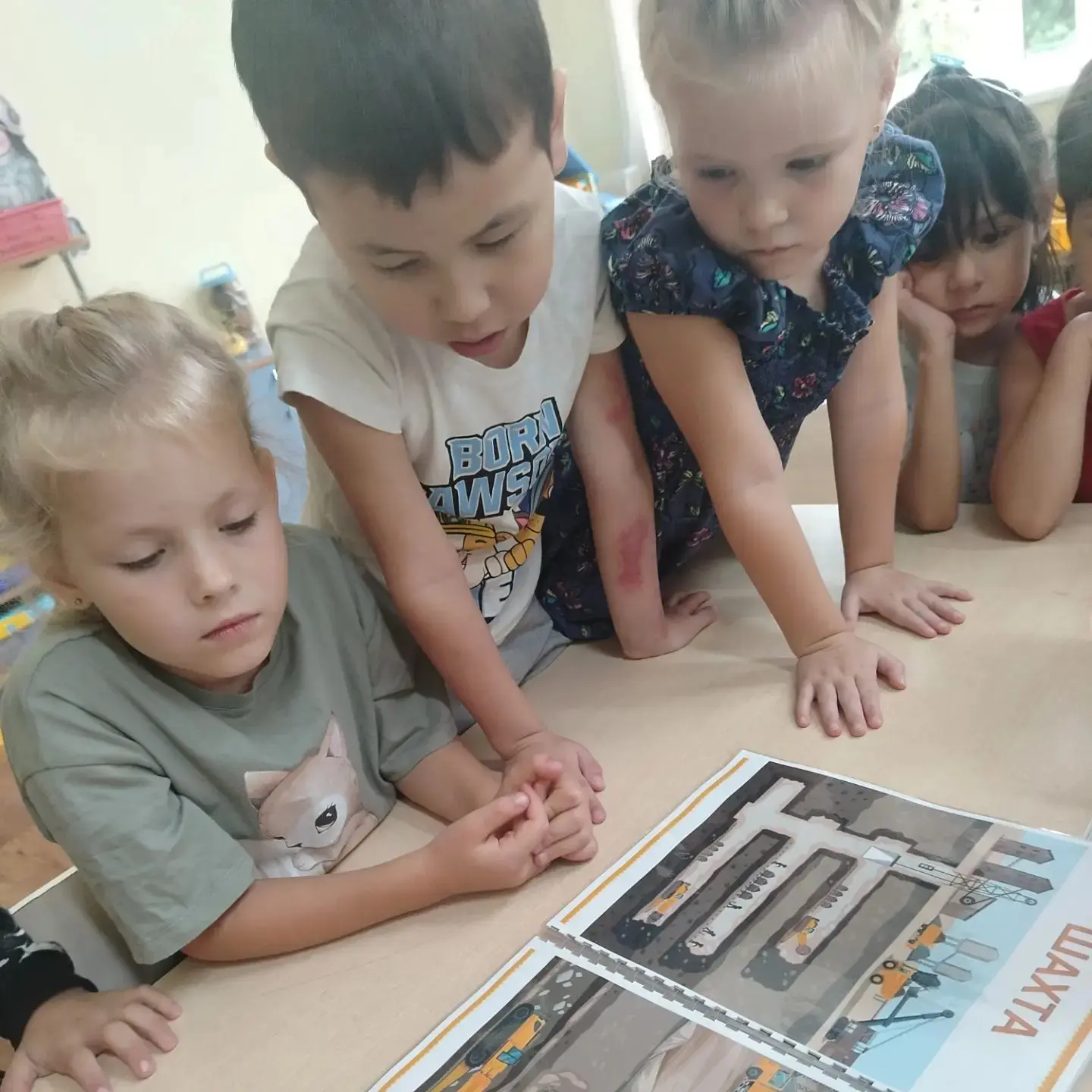 «Славься, шахтёр!»: знакомство с важной профессией в группе «Лучики».