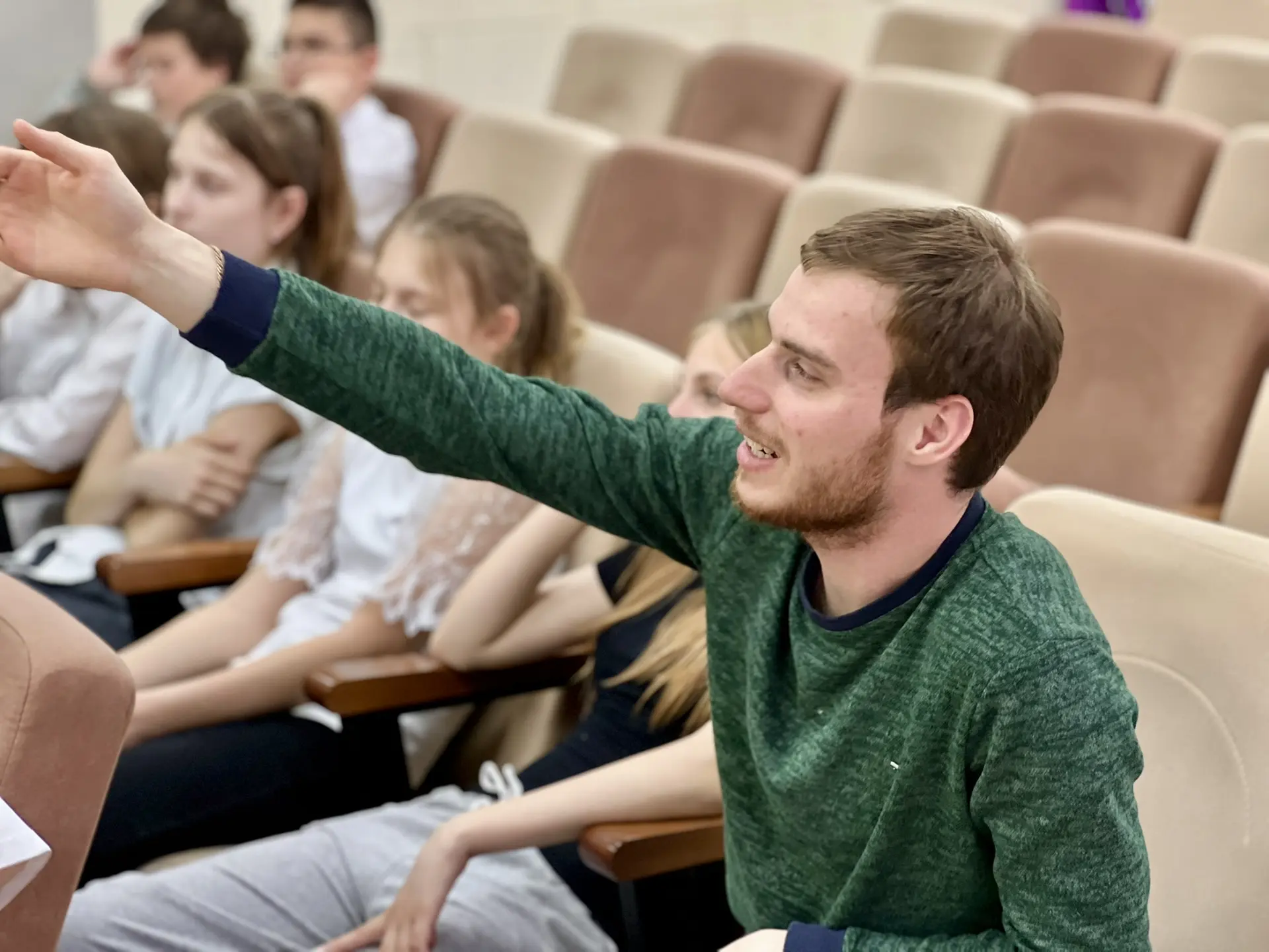 🎭 В честь Всемирного дня театра в нашей школе прошёл увлекательный мастер-класс по актерскому мастер