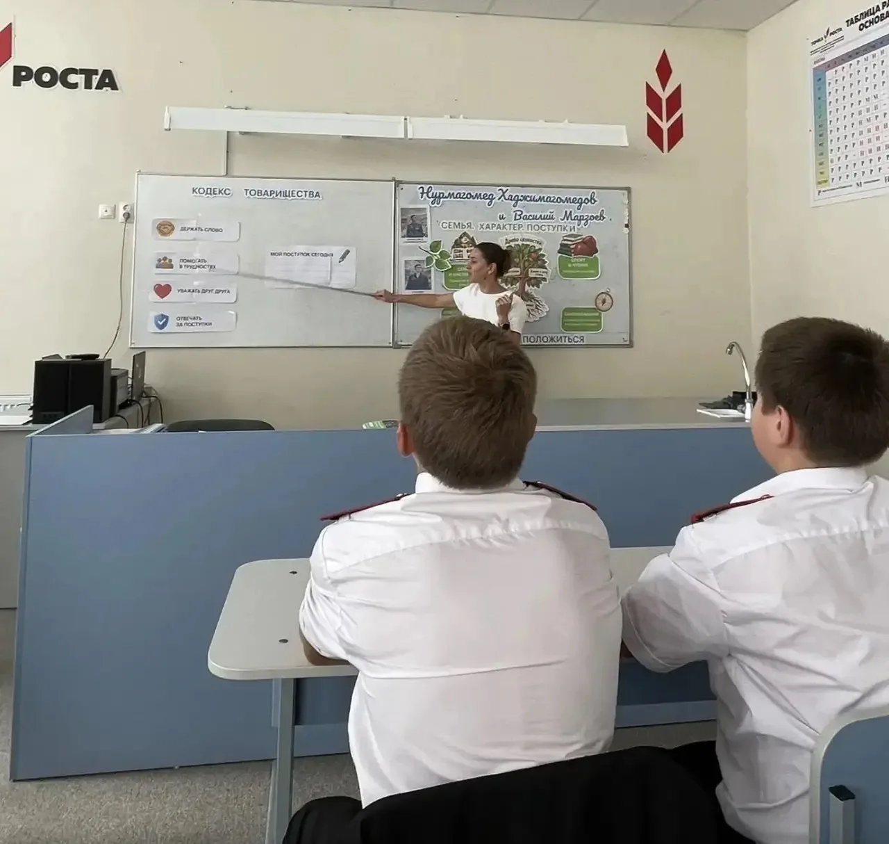 Сегодня наша школьная неделя стартовала с традиционной церемонии поднятия флагов Россий...