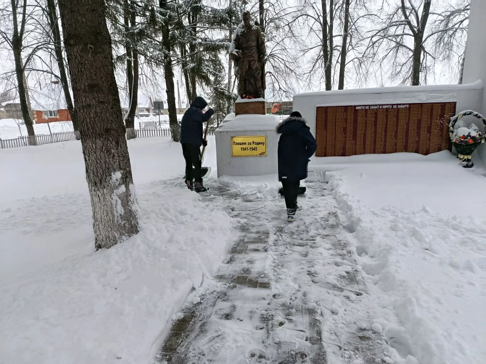 🌟 Ученики привели в порядок памятник героям Великой Отечественной войны 🌟

Наши ребята Атряхин Арс