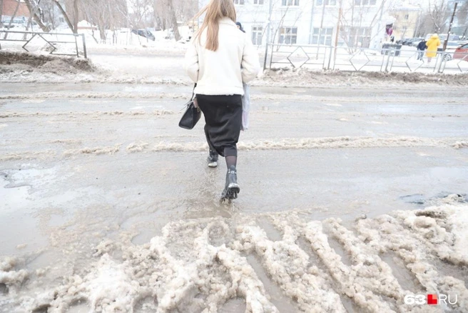 "Рванул колодец": в Самаре затопило участок Московского шоссе. Кому грозит отключение воды Фото: Пер