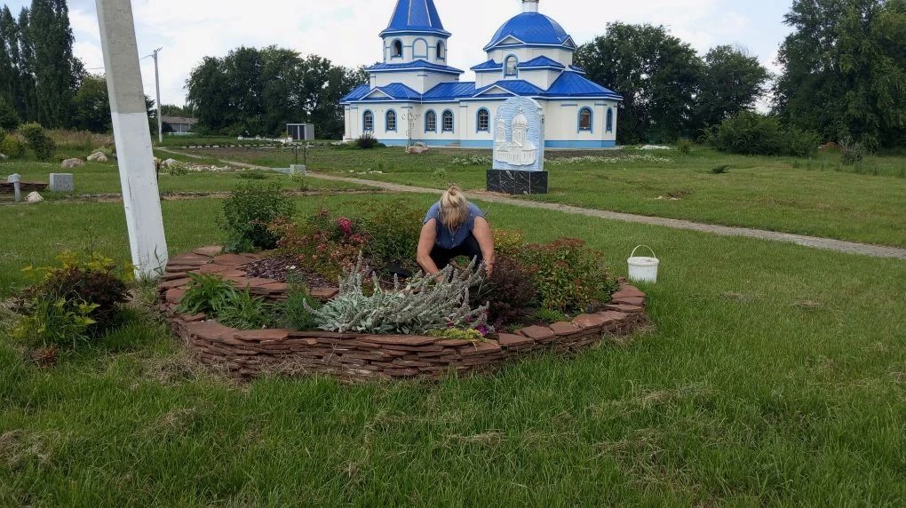 В очередной раз в Покровском парке  почистили цветники от сорняков.