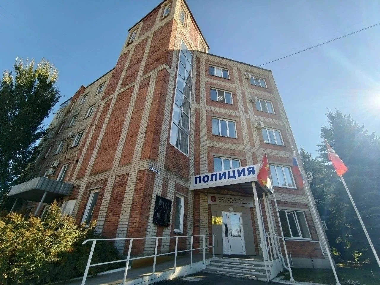 В Копейске сотрудники полиции спасли собаку, упавшую в коллектор.