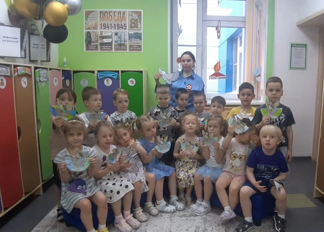 🕊️ Акция «Голубь мира» в группе №6

Лети, лети, голубок
Через запад на восток,
Через север, через ю