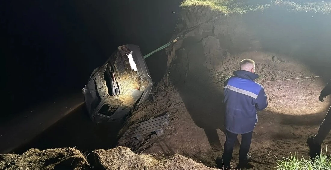 ‼ Автомобиль с телами двух мужчин нашли в реке в Великоустюгском округе  Машину обнаружили у деревни