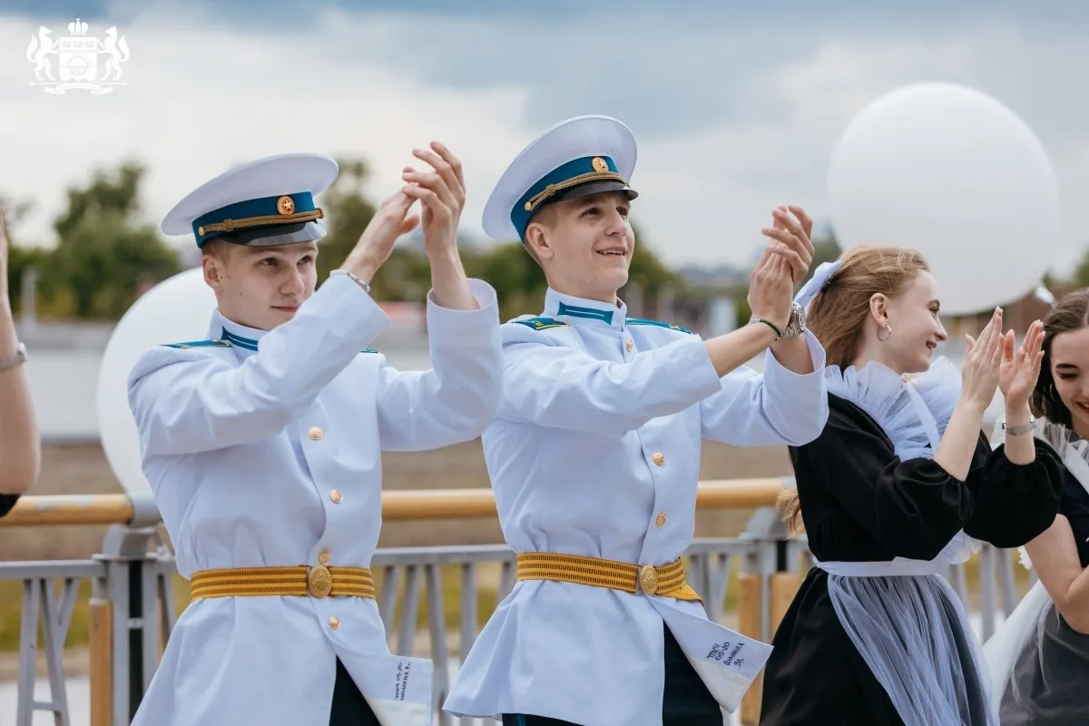 Выпускники Тюмени станцуют вальс на набережной Туры  Торжественный выпускной вальс для школьников пр