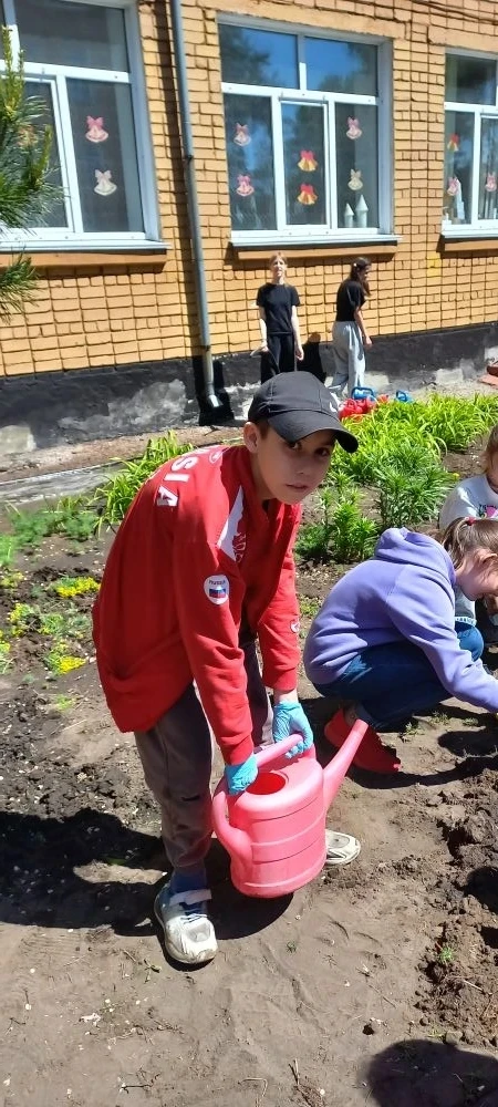 Уже доброй традицией в МБОУ  "СОШ 15"стала  акция «Украсим Землю цветами» 🌍🌺, результатом которой ст