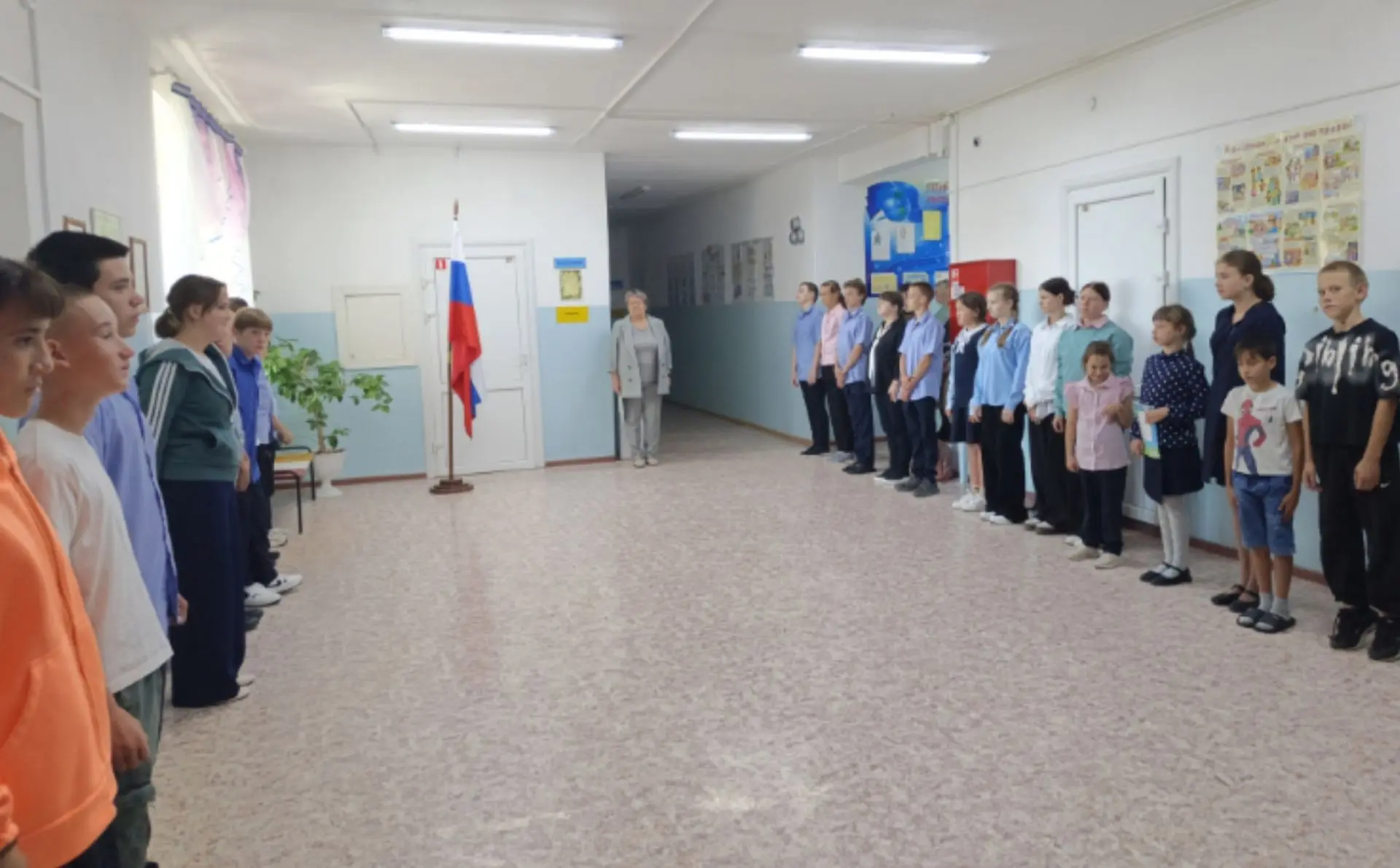Сегодня в нашей школе прошла традиционная еженедельная линейка.