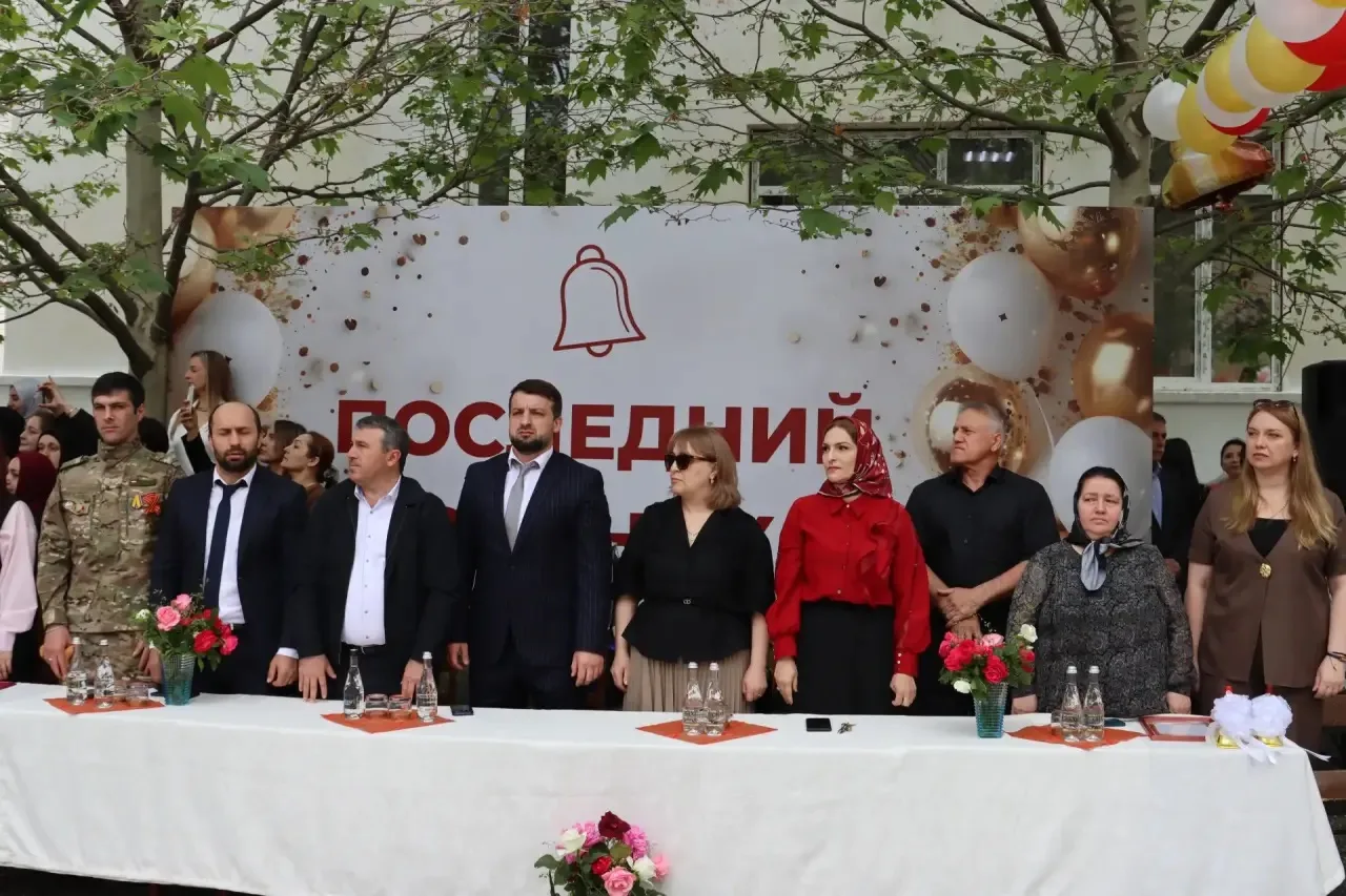 🔔 Последний звонок в МКОУ «СОШ 1»: радость, грусть и море эмоций!🤩