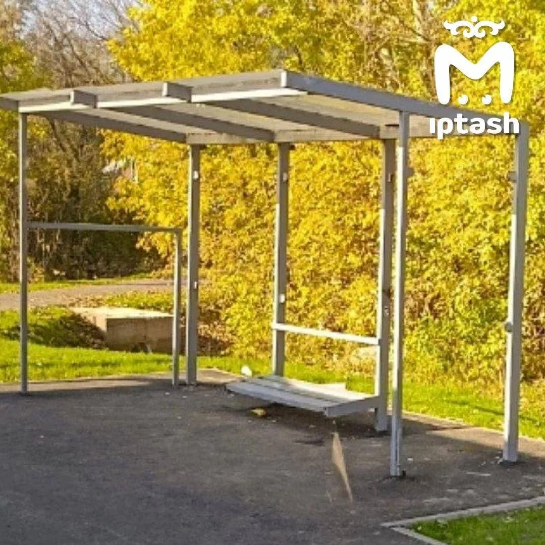 ⚡️В Казани жители пожаловались на «заниженные» скамейки на остановках общественного тра...