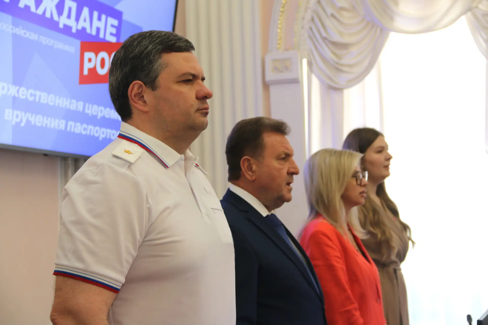 👮‍♂️В Ставрополе в преддверии Дня России заместитель начальника Главка Владислав Малкин вручил пасп