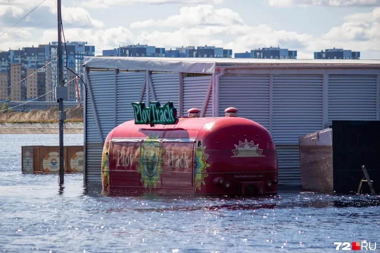 Вода до сих пор не ушла с территории городского пляжа Тюмени. Подтопленными оказались с...