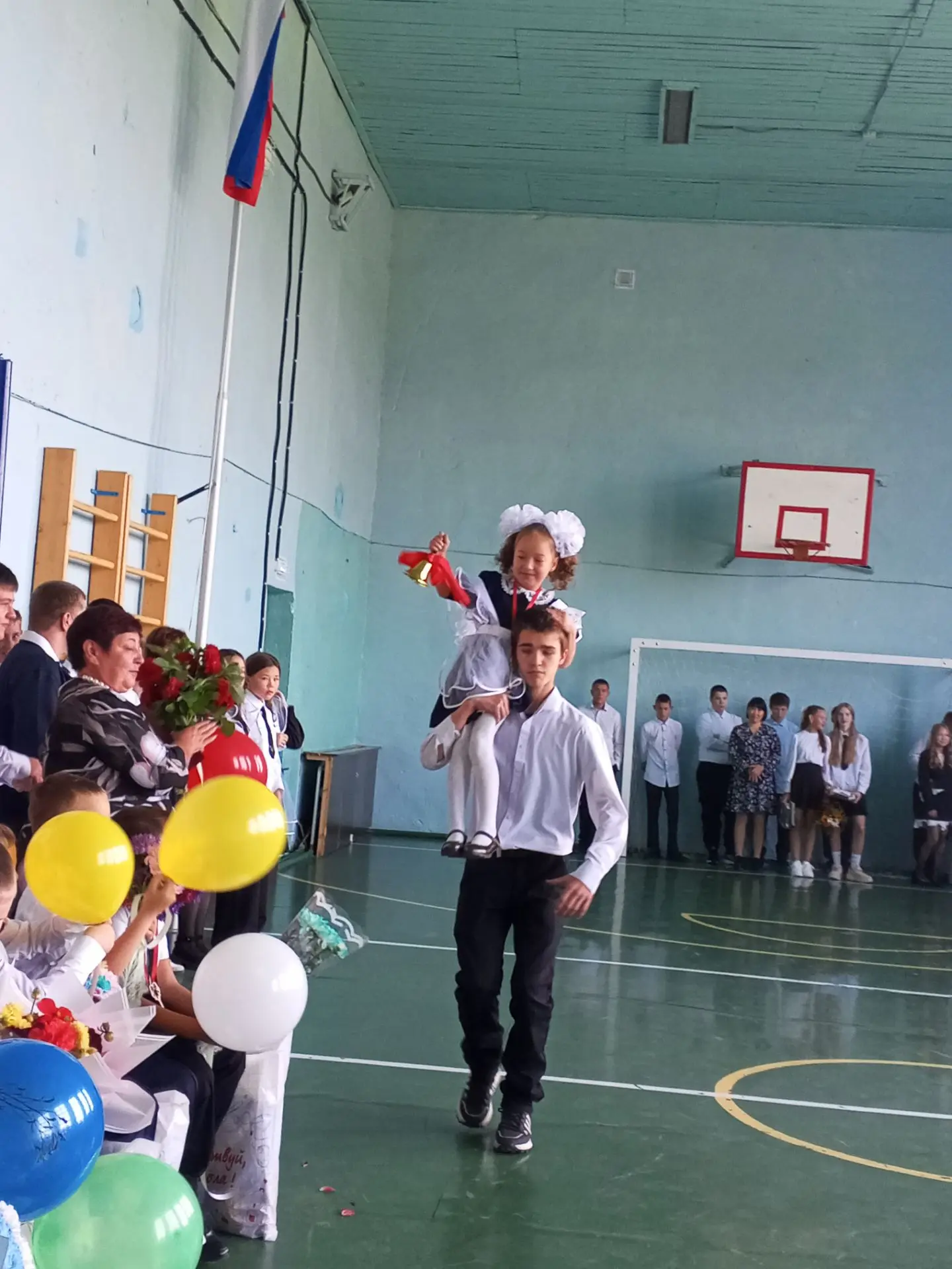«День знаний: праздник, который объединяет». Как в нашей школе прошла торжественная лин...