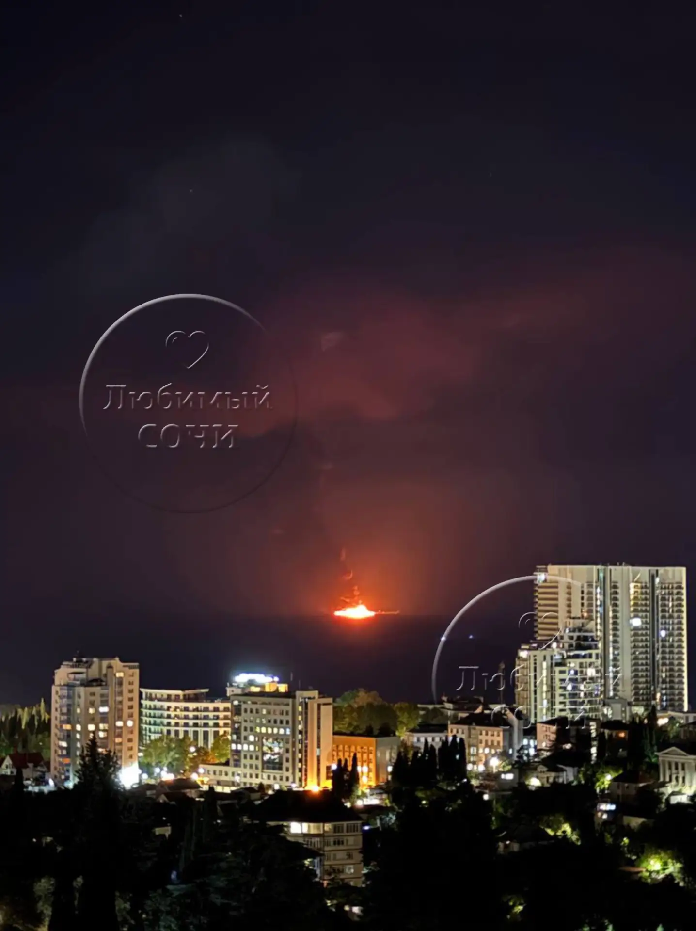 ⚡️ Свежие кадры с горящим в акватории судном