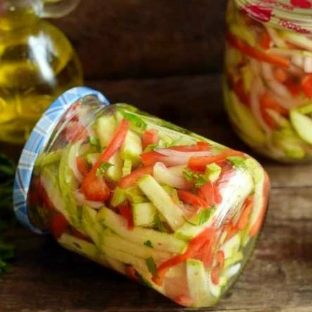 МАРИНОВАННЫЙ САЛАТ С КАБАЧКОМ, ПОМИДОРАМИ И ПЕРЦЕМ

Ингредиенты:
Кабачки - 1 кг.
Помидоры - 200 гр.
