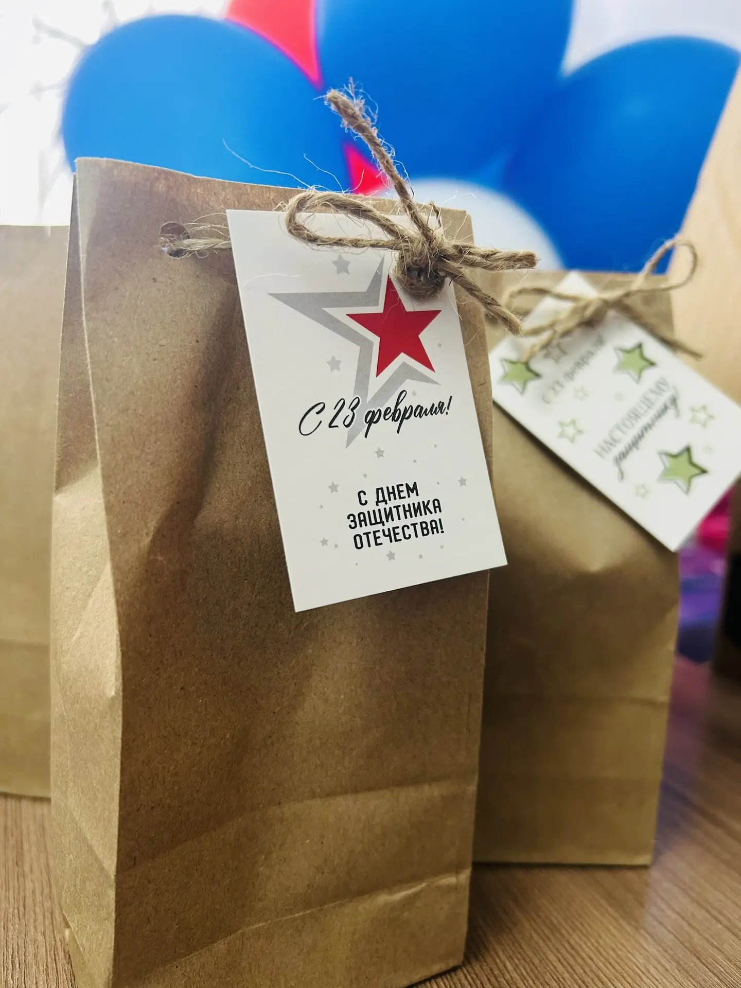 Подарки отцам-спортсменам 🎁   Активисты движениях первых нашего комплекса совместно с советником дир