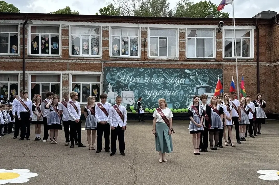 Школьный порог – начало новых дорог  Учащихся 6-й школы с окончанием учебного года поздравила замест