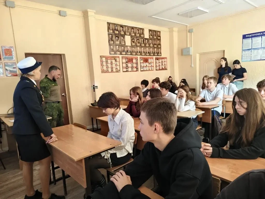В 9 «Г» классе МБОУ СОШ №4 имени А.В. Суворова прошла встреча в рамках патриотического воспитания по