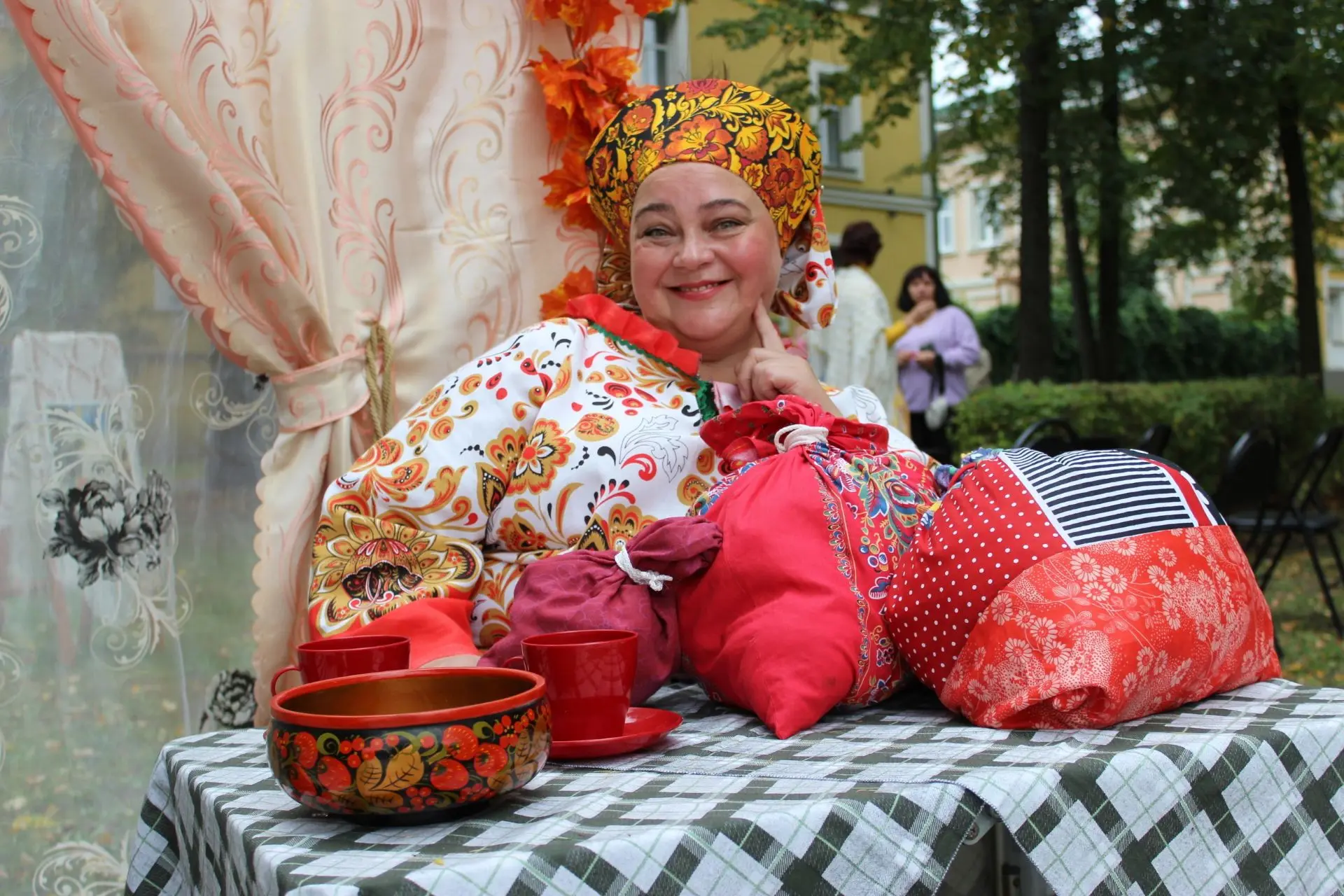 В Кинешме на Волжском бульваре проходит яркий фестиваль «Кинешма купеческая». Большой п...