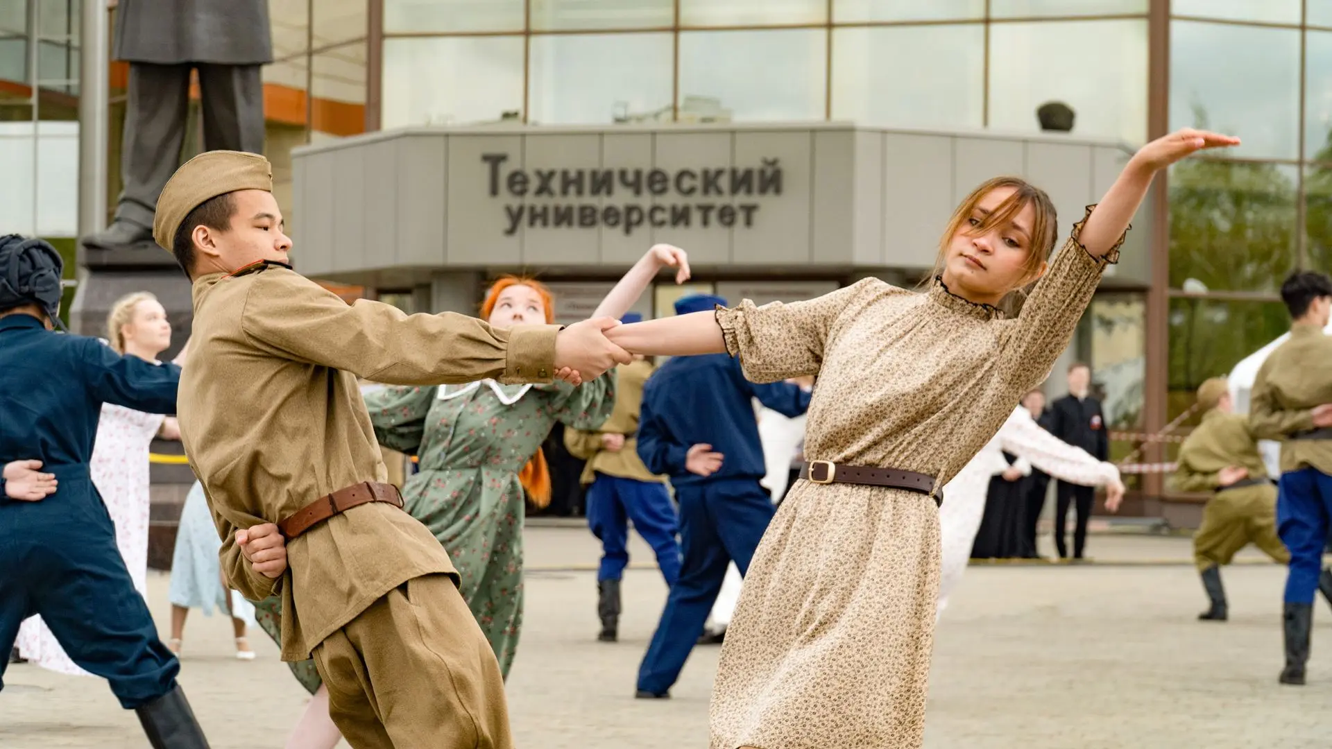 Как прошел День Победы для наших студентов

На площади перед Техническим университетом УГМК в честь 