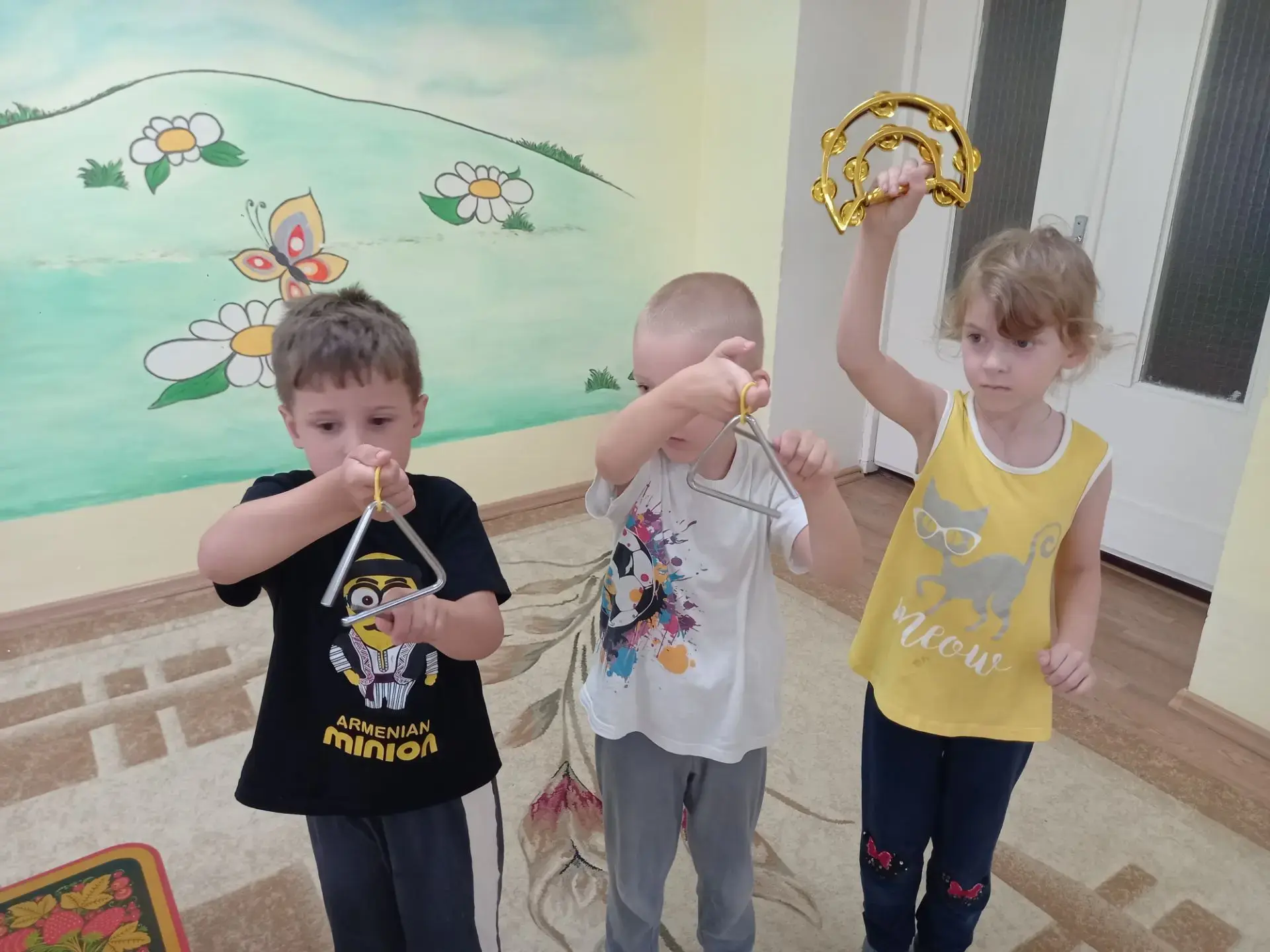 🎶 Так рождаются будущие музыканты!

Ребята из младшей группы "Чиполлино" сегодня превратились в нас