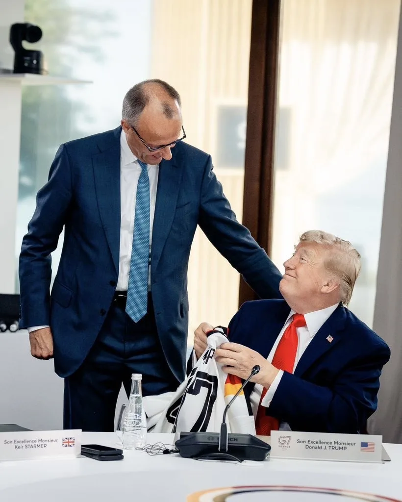 👕«В конечном итоге мы играем в одной команде»: Мерц подарил Трампу футболку сборной Германии 

Так 