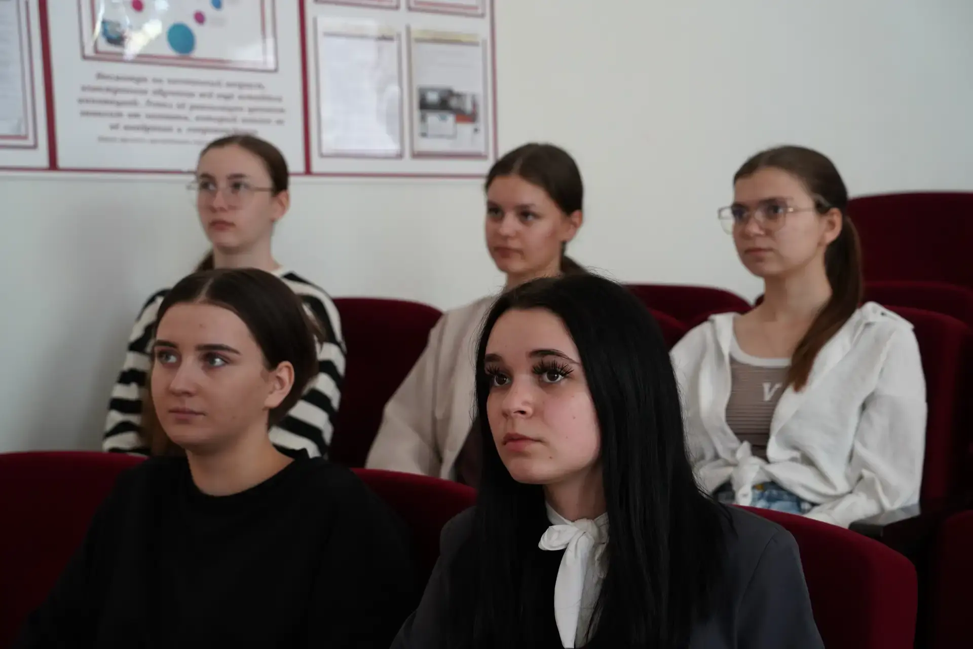 🎬✨ Студенты приняли участие в просмотре подборки фильмов участников кинофестиваля «Потомки Победител
