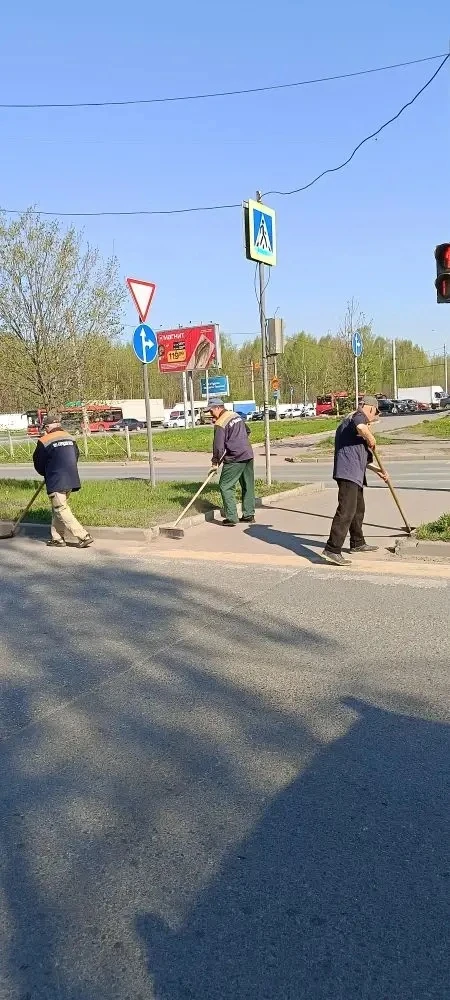 Чистота в режиме нон-стоп 🧹  Пока мы спим, район уже приводят в порядок. Сегодня бригады продолжают 