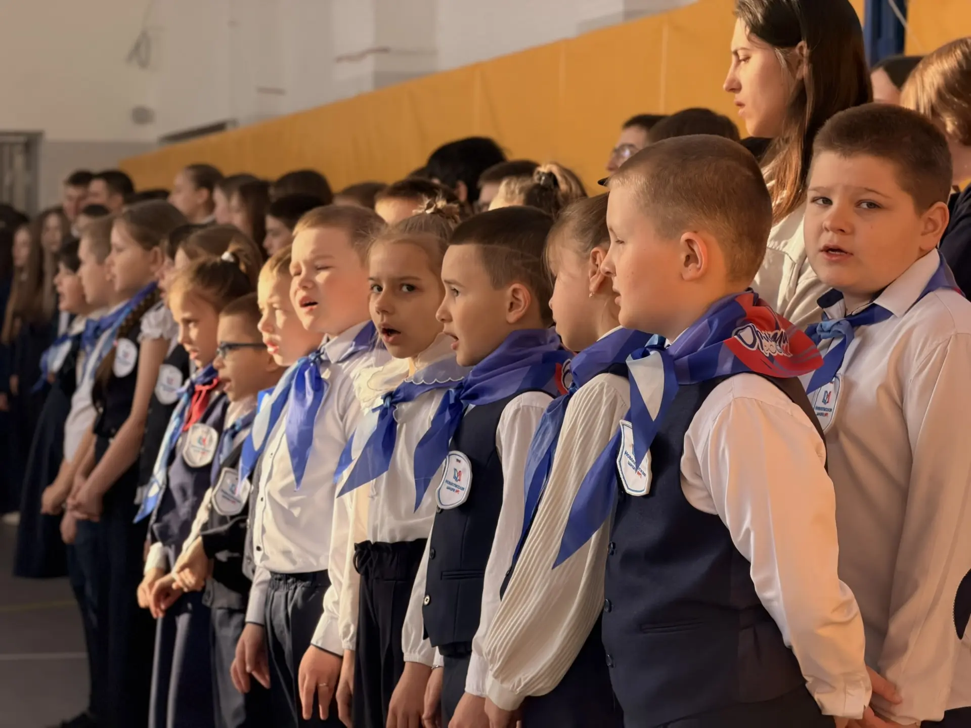✨Последняя неделя перед каникулами!   Сегодня в нашей школе прошла торжественная линейка, посвященна