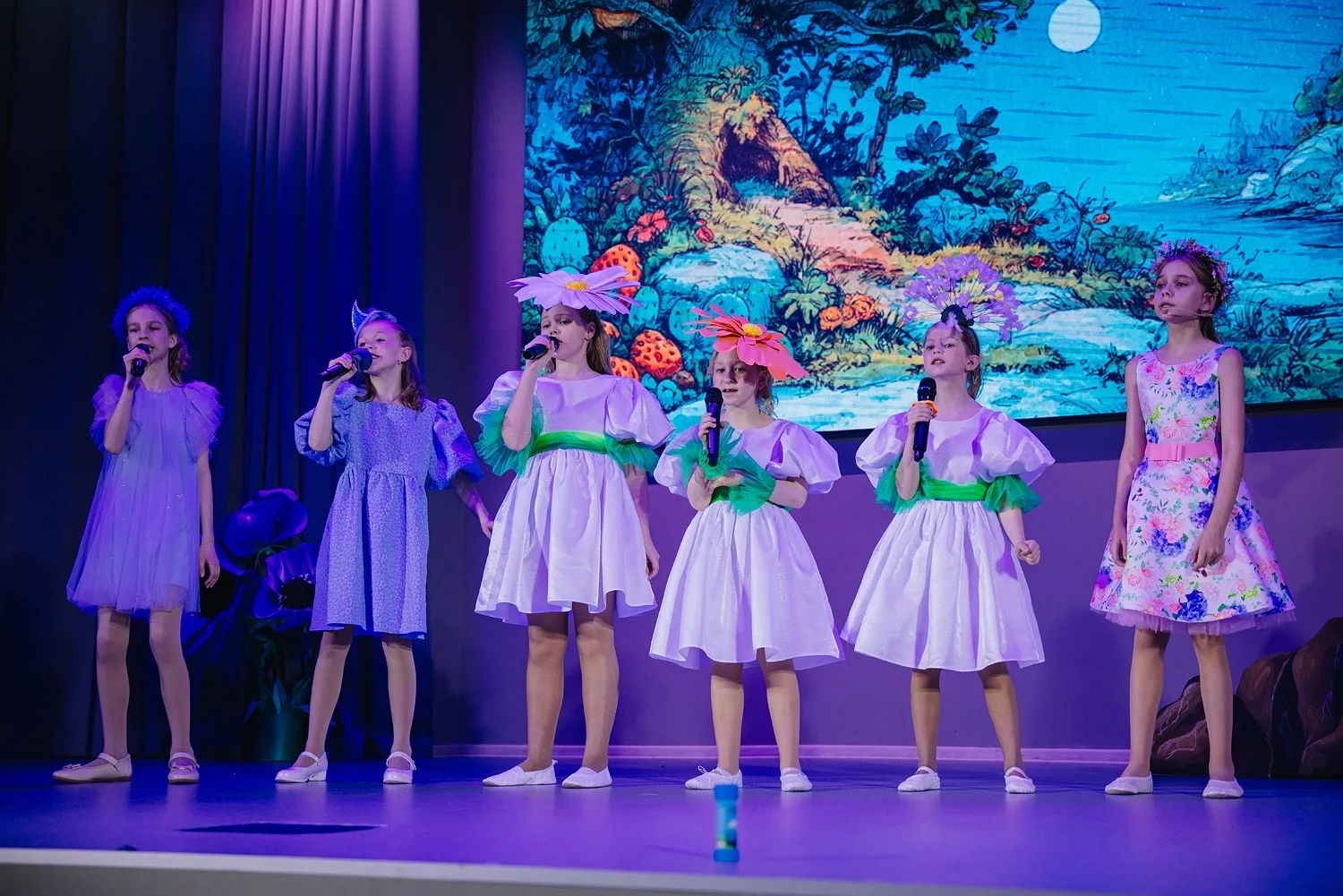 Приключения Незнайки и его друзей в театре песни "Куралесы"    🎭 21 мая в нашем лицее на сцене Конце