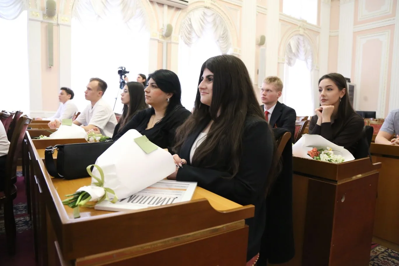 Победители городского конкурса молодежных социально значимых инициатив получили заслуженные награды.