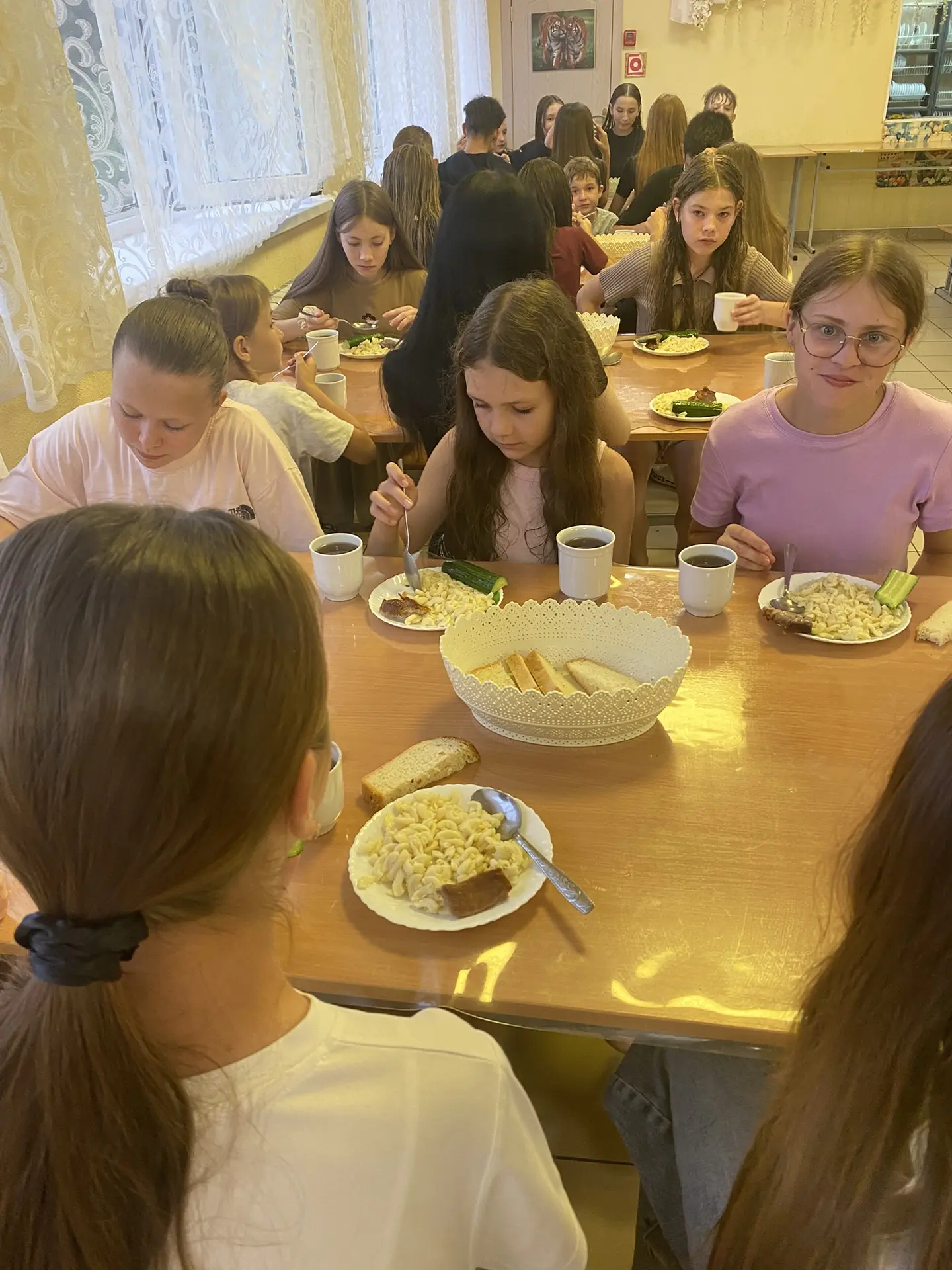 🍲 Внимание, лагерь!

После наших крутых игр и погонь за браслетами на улице все здорово проголодали